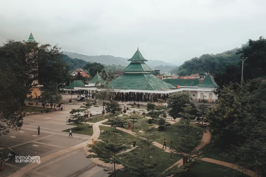 Sekilas Tentang Dayeuhluhur
