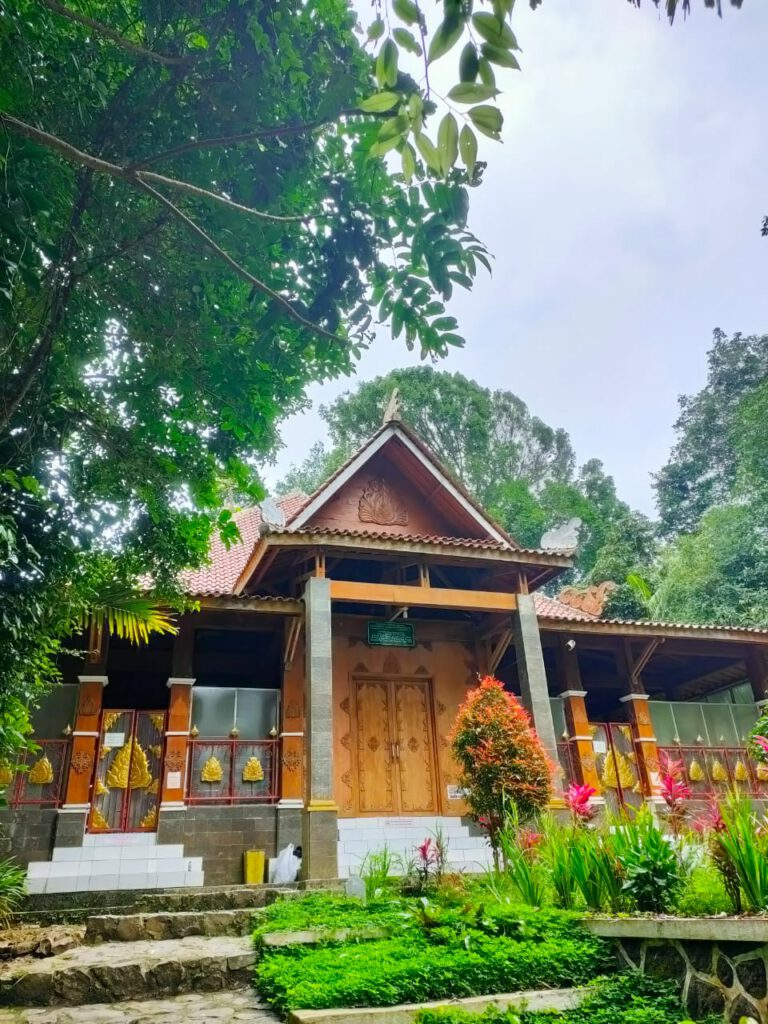 Sekilas Tentang Dayeuhluhur