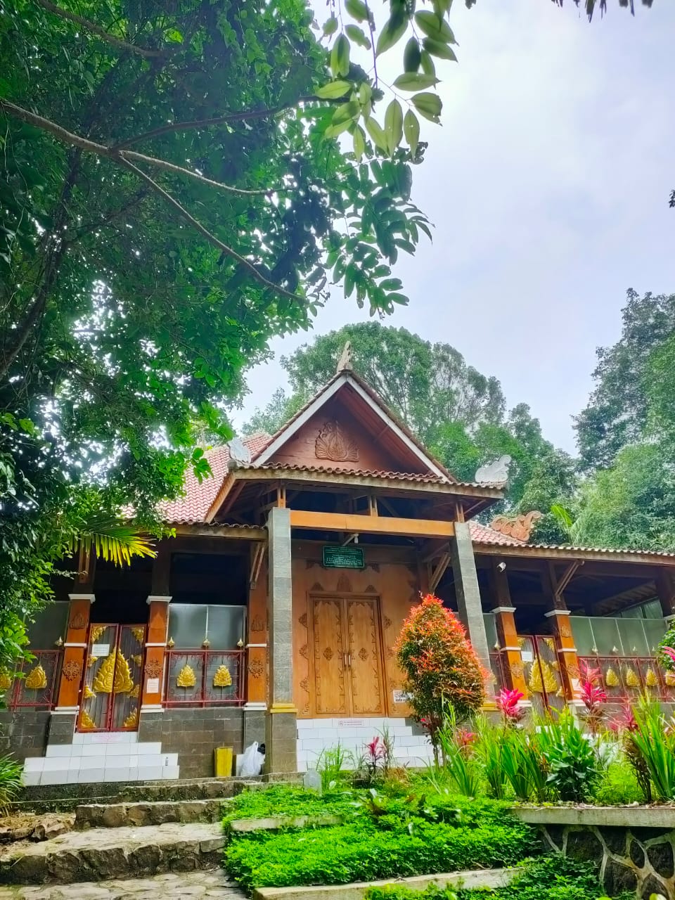 Sekilas Tentang Dayeuhluhur