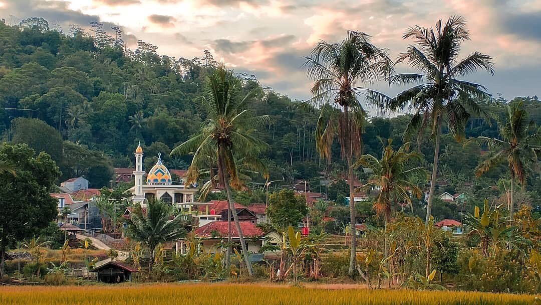 Sekilas Tentang Dayeuhluhur