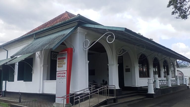 Sekilas Tentang Dayeuhluhur