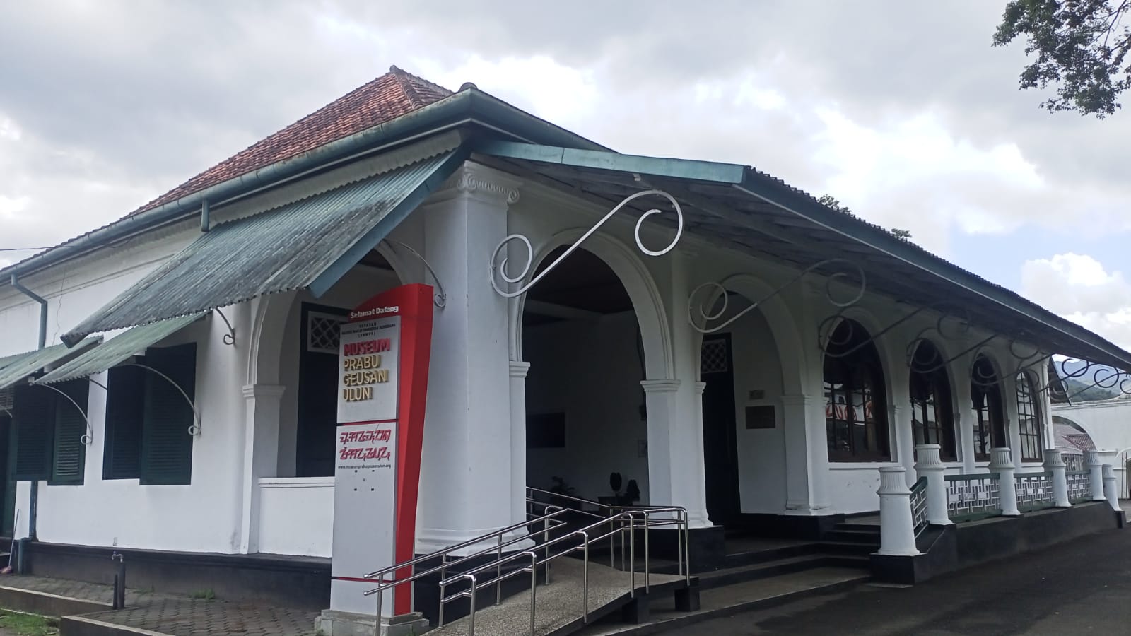 Sekilas Tentang Dayeuhluhur