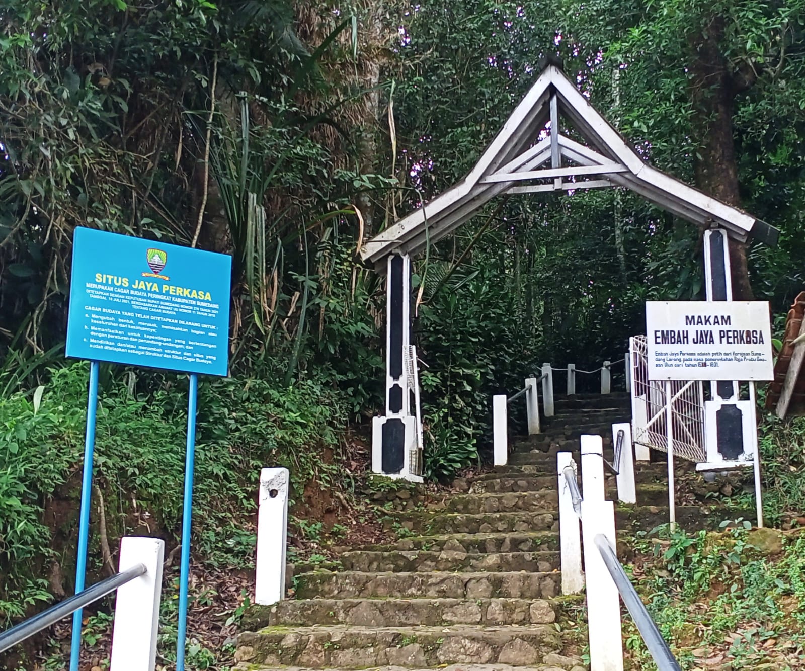 Sekilas Tentang Dayeuhluhur