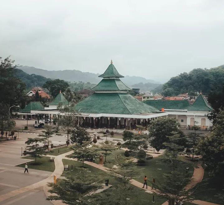 Sekilas Tentang Dayeuhluhur