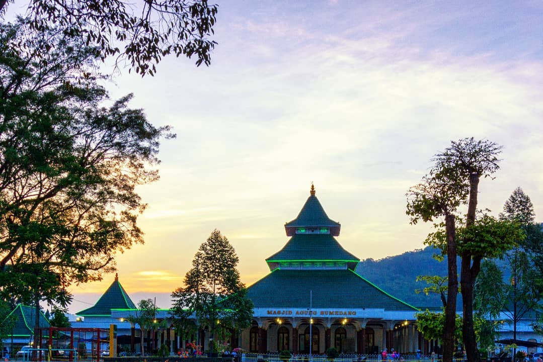 Sekilas Tentang Dayeuhluhur