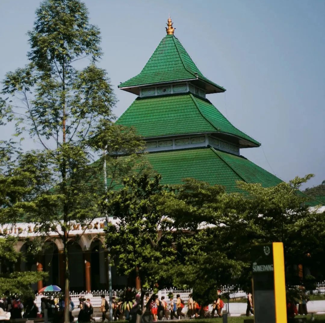 Sekilas Tentang Dayeuhluhur